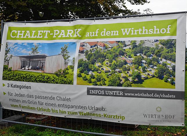Urlaub in Grünen, das verheißt der Hinweis auf die geplanten Camping-Chalets auf dem Wirthshof.