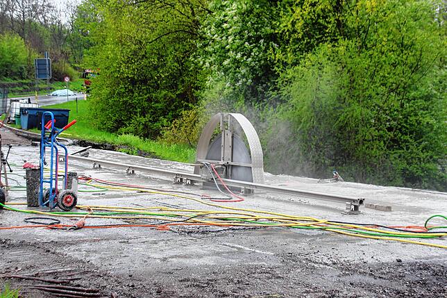Bild 1: Die Säge bleibt stecken: Bei den Abrissarbeiten an der alten Brücke beim Rißtorf-Kreisel gibt es technische Schwierigkeiten