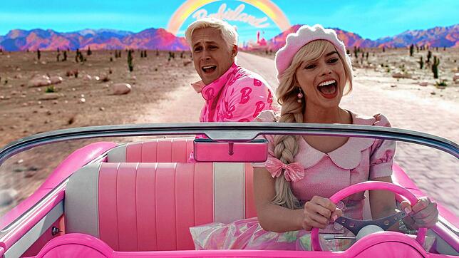 Der pinke Traum? Ryan Gosling als Ken and Margot Robbie als Barbie in einer Szene des Films &bdquo;Barbie&ldquo;.
