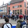 Blick auf eine Solidaritätskundgebung mit Israel auf dem Konstanzer Münsterplatz. Das Bild stammt vom 12. Oktober und entstand somit ...