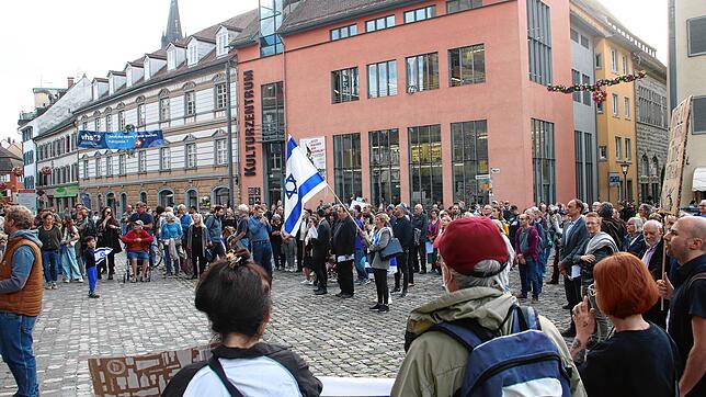 Blick auf eine Solidaritätskundgebung mit Israel auf dem Konstanzer Münsterplatz. Das Bild stammt vom 12. Oktober und entstand somit ...