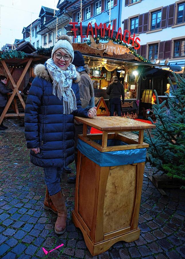 Petra Weber vom Werbe- und Förderungskreis neben einem der neuen Holzabfalleimer.