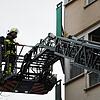 In der Wohnung eines 24-Jährigen hat es gebrannt. Die Feuerwehr kontrolliert mit der Drehleiter die Fenster.