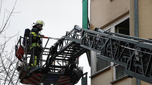In der Wohnung eines 24-Jährigen hat es gebrannt. Die Feuerwehr kontrolliert mit der Drehleiter die Fenster.