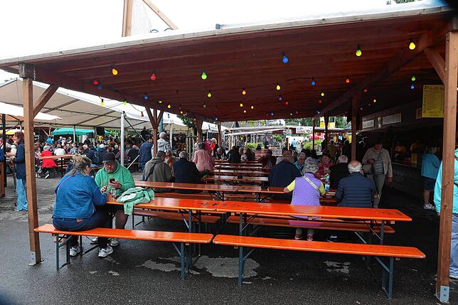 Bild 28: Reichenauer Weinfest 2025: Am Sonntag wird noch einmal miteinander angestoßen