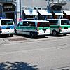 Vor dem Polizeirevier in Waldshut stehen am Mittwoch Fahrzeuge von Zoll und Bundespolizei. Eine Razzia richtete sich gegen Nagelstudios ...