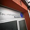 Ziehen hier bald Kindergartenkinder ein? Der Leiter des Konstanzer Jugend- und Sozialamts brachte das Technologiezentrum Konstanz als ...
