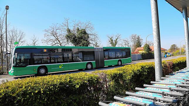 Der 38er-Bus, hier kommend vom Zollübergang Grenzacher Horn aus der Schweiz, fährt derzeit fast leer.