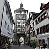Das Schnetztor in der Hussenstraße ist ein Wahrzeichen der Stadt. Warum aber hat der mittelalterliche Wehrturm an dieser Seite eine ...