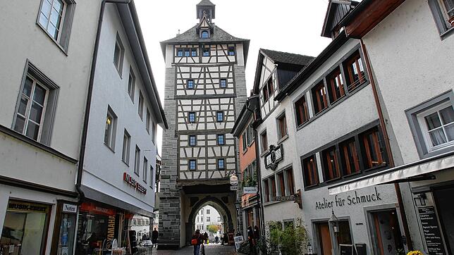 Das Schnetztor in der Hussenstraße ist ein Wahrzeichen der Stadt. Warum aber hat der mittelalterliche Wehrturm an dieser Seite eine ...