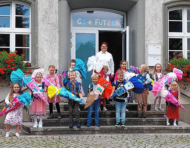 Die Erstklässler der Grundschule Fützen mit Klassenlehrerin Ella Sasonov.