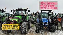 Bauern protestieren auf diesem Bild auf einer Wiese mit ihren Traktoren &ndash; doch am Dienstag, 30. Januar, haben einige sogar die ...