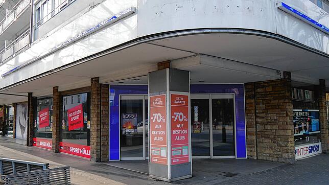 Das Gebäude des früheren Sport Schweizer steht seit langem leer. Das wird vorerst auch so bleiben: Die Stadt Singen wird dort nicht die ...