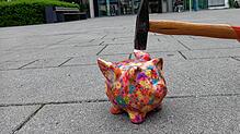 An wessen Sparschwein muss der Kreis ran, um einen Klinikneubau zu finanzieren? Möglichst nicht an unsere, sagen die Städte und Gemeinden...
