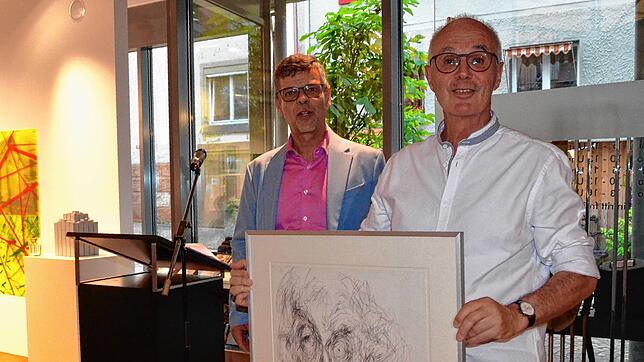 Bürgermeister Georg Riedmann (links) bedankt sich im Namen der Stadt bei Bernhard Oßwald und überreicht dem früheren, langjährigen ...