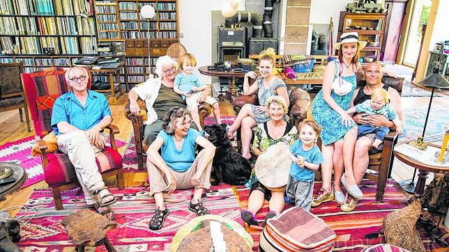 Die Bewohner einer Mehrgenerationen-Wohngemeinschaft in Eyach im Kreis Freudenstadt (von links): Andreas Laurenze (68), Jutta ...