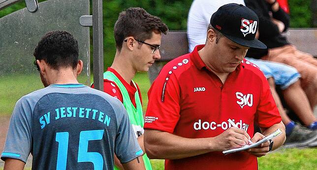 Trennung: Lars Müller (rechts) ist ab sofort nicht mehr Trainer des SV Jestetten. Er hatte das Team im vergangenen Sommer übernommen.