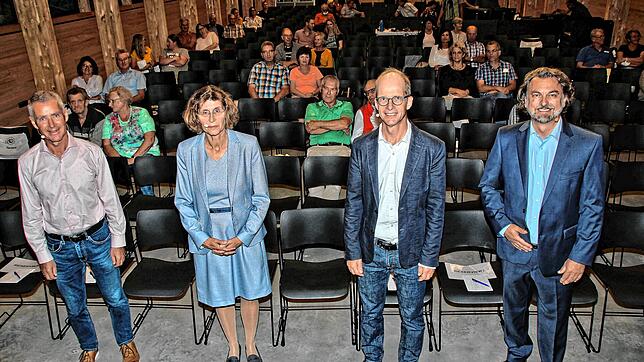 Unmittelbar vor Beginn des SÜDKURIER-Forums zur Salemer Bürgermeisterwahl waren es noch drei Kandidaten, die sich den 60 Besuchern ...