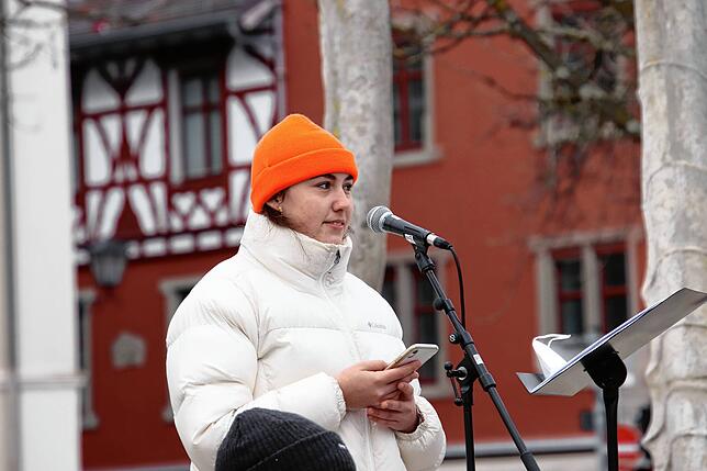 Alina Pantzer aus Friedrichshafen schilderte ihre Erfahrungen mit Long Covid und rief zu Solidarität und zum Impfen auf.