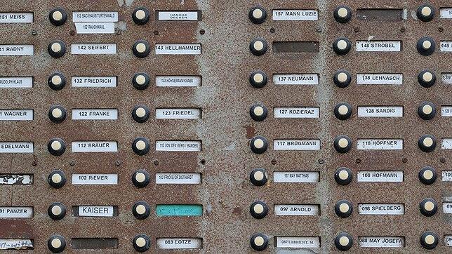 Namen über Namen auf einem großen Klingelschild: Das neue Namensrecht lässt mittlerweile viele Varianten zu.