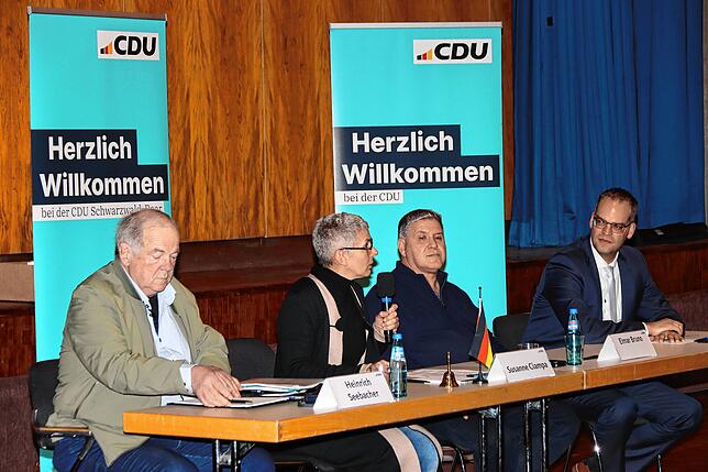 Am Podium des CDU-Infoabends in der Stadthalle St. Georgen (von links): Heinrich Seebacher, Vorsitzender des Ortsverbandes St. Georgen, ...