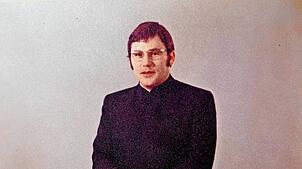 Pfarrer Bernhard Fleig vor seiner Primiz in Schonach im Mai 1975.  Repro: Kommert