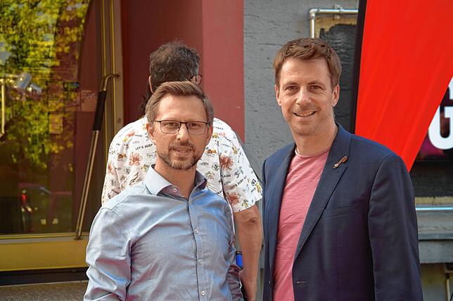 „Wir sind immer stolz und glücklich, wenn Emil kommt“, erklärt Gloria-Intendant Jochen Frank Schmidt (rechts), hier im Bild mit dem ...