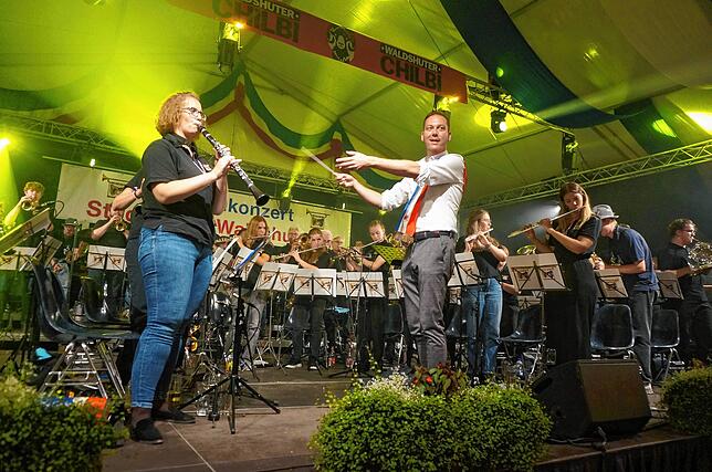 Felix Schreiner darf als Bockgewinner den Waldshuter Junggesellenmarsch dirigieren.