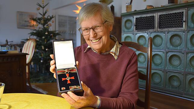 Nicole Thieke mit ihrem Bundesverdienstkreuz am Bande.