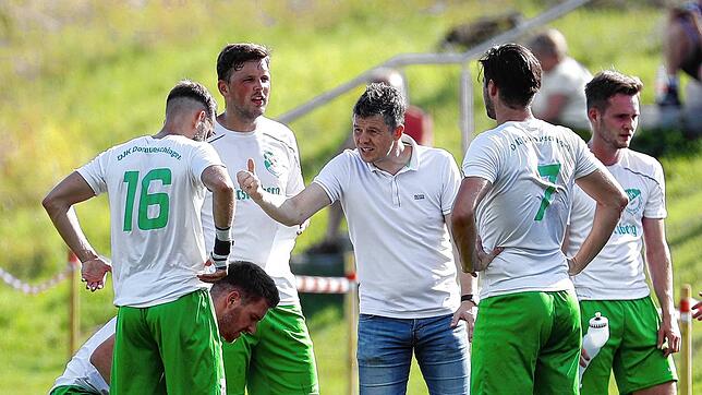 DJK-Trainer Tim Heine (mitte) weiß, dass das zweite Verbandsliga-Jahr für die Donaueschinger nicht einfach wird.
