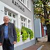 Ortsvorsteher und Stadtratsmitglied Fred Thelen vor dem Rathaus im Bad Säckinger Stadtteil Wallbach. Der 75-Jährige stottert seit seiner ...