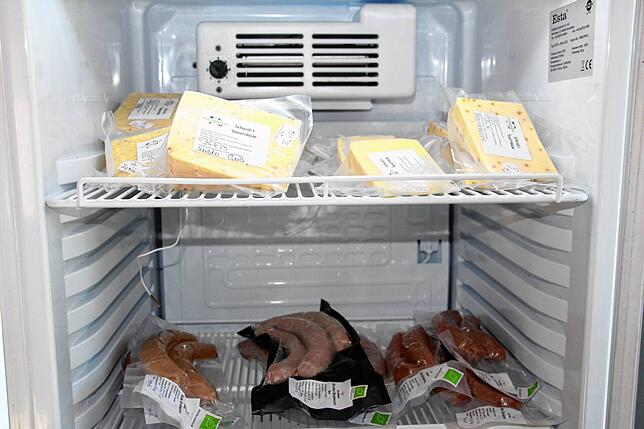 Gut gekühlt findet sich im Kühlschrank Käse vom Schwabenhof aus Lauchringen und Rinderwurst aus den hofeigenen Tieren.