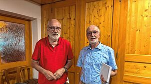 Günther Hoffmann als Vorsitzender des Geschichtsvereins Hochrhein dankt Referent Klaus Teufel für seinen Vortrag. Foto: Dominik Rimmele