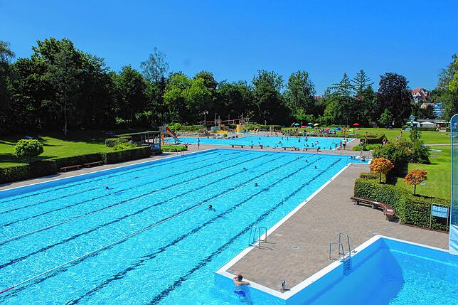 Übersichtlich: Das Schwimmerbecken wurde in vier Bahnen aufgeteilt, pro Bahn dürfen sich maximal 20 Schwimmer aufhalten. Im Sprungbecken ...