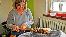Marion Kortmer arbeitet an einem Fächer aus schwarzer Seide. Gut und gerne 80 Stunden braucht sie, bis das Werk vollendet sein wird.