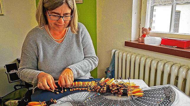 Marion Kortmer arbeitet an einem Fächer aus schwarzer Seide. Gut und gerne 80 Stunden braucht sie, bis das Werk vollendet sein wird.