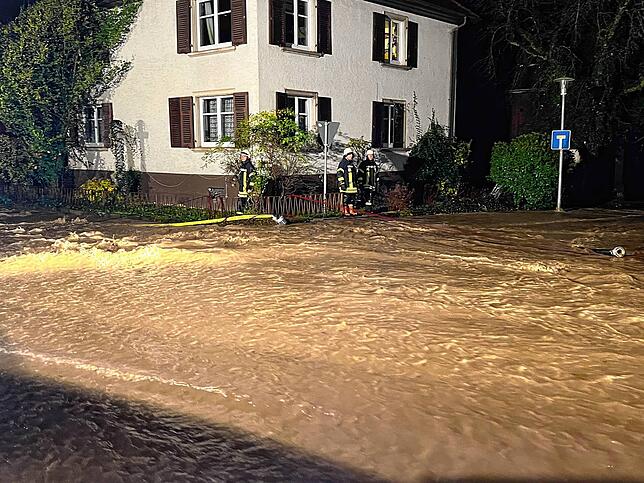 Die Einsatzkräfte der Feuerwehr standen zum Teil knietief in den Wassermassen.