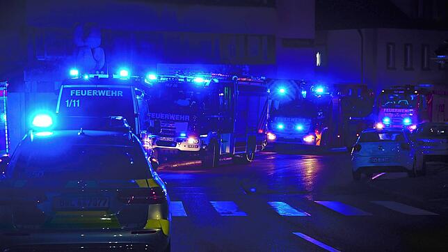 Jede Menge Blaulicht vor Ort: Die Feuerwehr rückt am Samstagabend, 13. April, mit einem kompletten Löschzug zu einem vermeintlichen ...