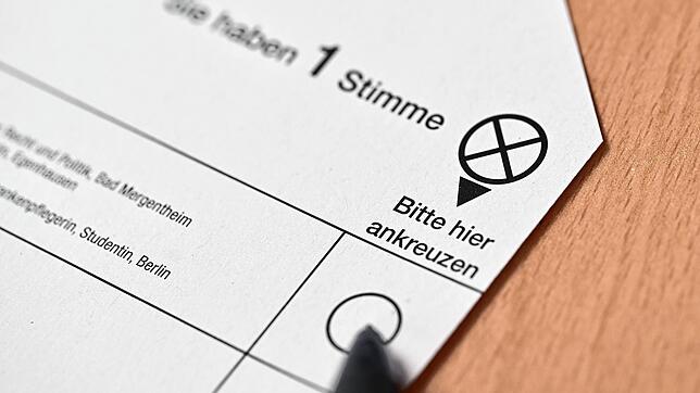 Ein Stimmzettel für die Wahl zum Europaparlament liegt auf einem Tisch.