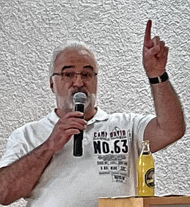 Martin Graf moderierte die Modeschau routiniert.