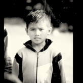 Red Ernst in seiner Kindheit. Die Roten Khmer entführten ihn und machten ihn zum Kindersoldat. Später gelang ihm wie vielen anderen ...