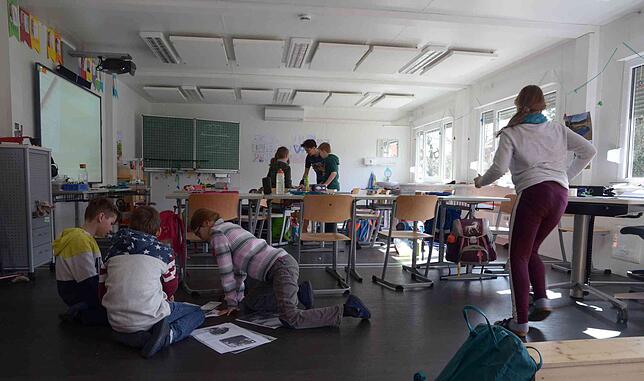 Im Klassenraum von Eva Fast wird intensiv gearbeitet. Vom Fotografen lassen sich die Schüler gar nicht stören.