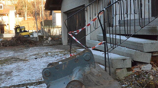 Die Vorbereitungen für den Abbruch des Hauses Bourgin laufen. Das Außengelände auf einem mit Förderung aus dem Sanierungsprogramm ...