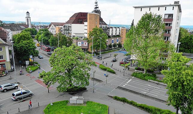 Blick von oben auf den Zähringerplatz. Von rechts kommt der Verkehr aus Richtung Fürstenberg/Wollmatingen, für den es geradeaus weiter ...