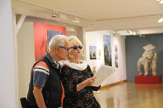 Saga Schwarzenberger und Karlos Lentz begutachten Lenks Werke in der Städtischen Galerie "Fauler Pelz". "Lenk ist für mich wie Till ...
