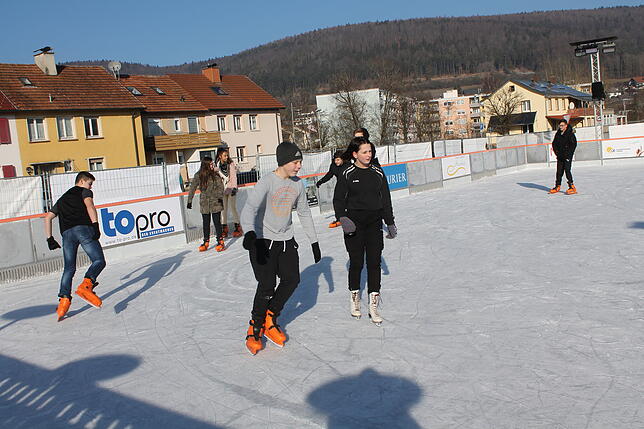 Bild 30: Werkrealschüler genießen die Blumberger Eisbahn