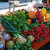 Obst, Gemüse, aber auch Brot, Fleisch, Milch und viele weitere Produkte des täglichen Bedarfs gibt es bei den Direktvermarktern und ...