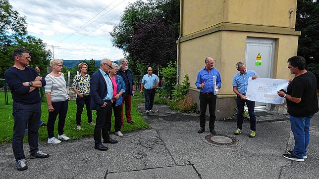 Bürgermeister Stefan Kaiser (Dritter von rechts) Christian Ebner und Bauamtsleiter Rainer Fechtig (von rechts) schilderten den ...