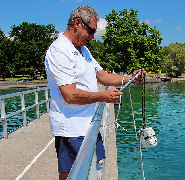 Im Strandbad muss auch der Chef anpacken: Hier liest Theo Schlegel die Wassertemperatur ab.