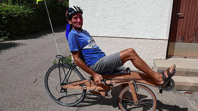 Martin Finslers Holzliegefahrrad ist ein echter Hingucker &ndash; funktionstüchtig und einzigartig.